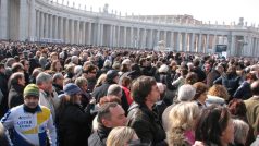 Asi 50 tisíc lidí na Svatopetrském náměstí ve Vatikánu sledovalo jedno z posledních vystoupení Benedikta XVI. coby hlavy římskokatolické církve
