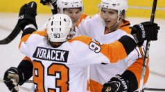 Jakub Voráček slaví se spoluhráči výhru v NHL