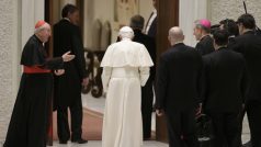 Papeže podle italského tisku donutily k odchodu skandály
