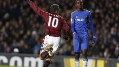 David Lafata slaví gól do sítě Chelsea na Stamford Bridge