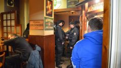 Policisté kontrolují cizince v baru ve stanici metra Zličín