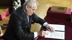 Miloš Zeman při podpisu prezidentského slibu v roce 2013