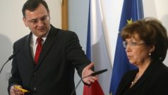 Premiér Petr Nečas (ODS) a ministryně práce a sociálních věcí Ludmila Müllerová (TOP 09)
