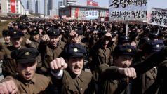 Desetitisíce Severokorejců podpořily v Pchjongjangu svého vůdce Kim Čong-una