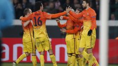 Hráči Barcelony se radují z gólu proti Paris Saint Germain v úvodním čtvrtfinále Ligy mistrů