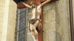 Dřevěný kříž s Ježíšem Kristem poblíž františkánského kostela Zvěstování Panny Marie v Chebu