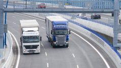 Kamiony na dálnici (ilustrační foto)