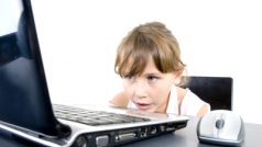 Dítě u počítače (ilustrační foto)