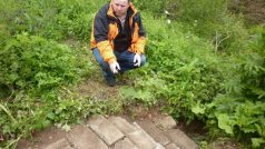 Březolupský starosta Petr Kukla ukazuje na bobří noru, kterou pracovníci obce sanovali kusy betonu