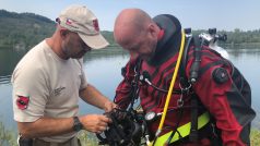 Čeští policejní potápěči společně s pyrotechniky pomáhají odminovat jezera a řeky v Bosně a Hercegovině