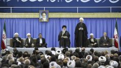 Hasana Rouháního (stojící) uvedl do funkce íránského prezidenta duchovní vůdce Alí Chameneí (uprostřed)
