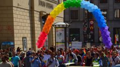 Centrem Prahy prošly v rámci festivalu Prague Pride tisíce lidí