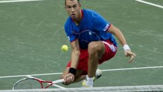 Tenista Lukáš Rosol z České republiky v utkání semifinále Davis Cupu proti Horaciu Zeballosovi z Argentiny