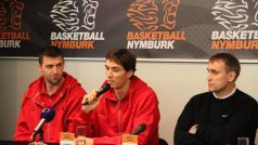 Radoslav Rančík (vlevo), Jiří Welsch a trenér Kestutis Kemzura během tiskové konference basketbalového Nymburka
