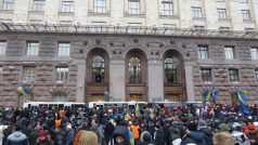 Kyjevská radnice. V Kyjevě se dál protestuje, policie v noci razantně zasáhla, dopoledne se pak stáhla