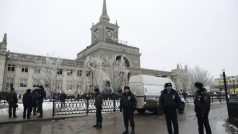 Policisté blokují cestu k volgogradskému nádraží, kde se odpálila sebevražedná atentátnice