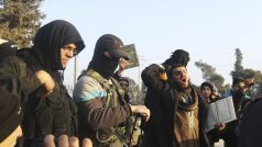Bojovníci z odnože Al-Káidy, která si říká Islámský stát v Iráku a Levantě (ISIL) se snaží uklidnit civilisty demonstrující proti povstaleckým bojů v Aleppu