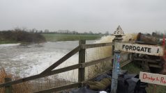 Povodně v Somersetu v jihozápadní Anglii. Odčerpávání vody ze zaplavené oblasti zvané Somerset Levels
