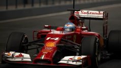 Fernando Alonso s novým monopostem Ferrari během testů v Jerezu