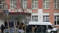 Ruská policie bezprostředně po útoku vyklidila budovu školy, dorazili také příslušníci ministerstva pro mimořádné situace