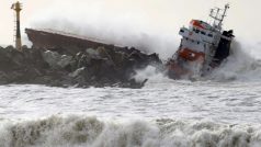 Španělská loď narazila za silného větru do vlnolamu