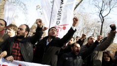 Turecko, Ankara, lidé protestují proti schválení zákona, který zpřísňuje kontrolu internetu