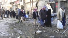 Díky příměří se podařilo OSN z Homsu odvézt první den asi 80 civilistů