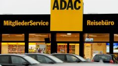 Spolek ADAC už dávno nefunguje jen jako služba motoristům, má vlastní cestovní kancelář, vydavatelství, záchrannou leteckou službu, na kterou dostává peníze od zdravotních pojišťoven.