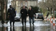 Premiér David Cameron obhlíží situaci ve městě Staines-upon-Thames