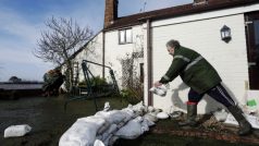 V Burrowbridge na jihozápadě Anglie se muž snaží ochránit svůj vytopený dům před další vodou