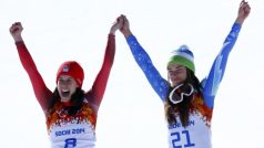 Dominique Gisinová (vlevo) a Tina Mazeová slaví zlatou medaili za shodný čas