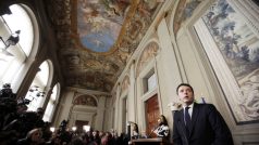 Matteo Renzi mluví s novináři poté, co ho prezident pověřil sestavením nové italské vlády