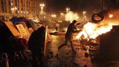 Kyjevské náměstí Nezávislosti je v plamenech