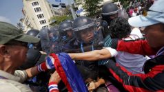 Poklidné thajské protesty se opět změnily v bitvu. Výsledkem je pět mrtvých a několik desítek zraněných