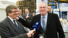 Prezident Miloš Zeman se vítá s ředitelem jihočeské Madety Milanem Teplým
