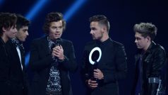 Skupina One Direction (zleva Louis Tomlinson, Zayn Malik, Harry Styles, Liam Payne a Niall Horan) přebírá cenu Brit Awards 2014