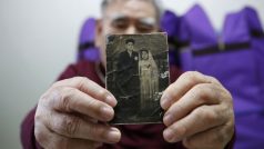 80-letý Jang Chun ukazuje fotografii svého bratra, kterého neviděl od  korejské války