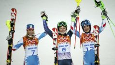 Zleva: Marlies Schildová, Mikaela Shiffrinová a Kathrin Zettelová se radují po slalomovém závodě