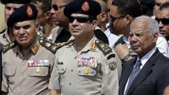 Egyptský ministr obrany Abdal Fatah Sísí (uprostřed) a expremiér Házim Bibláví (vpravo), který dnes spolu s vládou podal demisi. Snímek ze září 2013