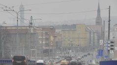 Meteorologové vyhlásili v noci na 28. ledna smogovou situaci v části Moravskoslezského kraje. Platí pro Ostravsko, Karvinsko a Frýdecko-Místecko bez Třinecka. Na snímku je ostravská Českobratrská ulice.
