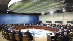 Ministři zahraničí členských zemí NATO jednají v Bruselu o opatřeních proti Rusku