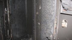Byt v Havířově, který kvůli neshodám dětí ve školce zapálil 31letý pachtael. Hasiči zachránili z hořícího bytu v Havířově tři osoby, další tři evakuovali