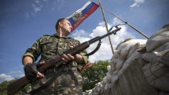 Proruští separatisté střeží hraniční přechod poblíž města Luhansk na východě Ukrajiny