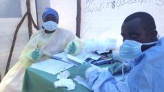 Pracovníci odebírají krev v Sierra Leone, kde se ebola také vyskytla