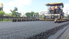Pokládání asfaltu na D1 Průhonice - Chodov