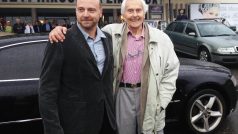 Režisér Petr Horký (vlevo) a cestovatel Miroslav Zikmund na premiéře filmu Století Miroslava Zikmunda ve Zlíně