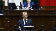 Dosavadní polský premiér Donald Tusk mluví k Sejmu. V pozadí předsedkyně dolní komory Ewa Kopaczová