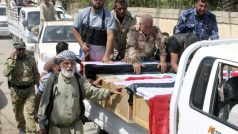 Spolubojovníci odvážejí rakve iráckých šíitských dobrovolníků, kteří byli zabiti při střetech s ozbrojenci Islámského státu