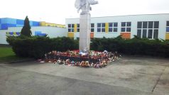 Klášterec nad Ohří: Pietní místo před školou, kam chodila zavražděná devítiletá dívka