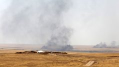 Stopy kouře po americkém náletu na pozice radikálů nedaleko Kháziru